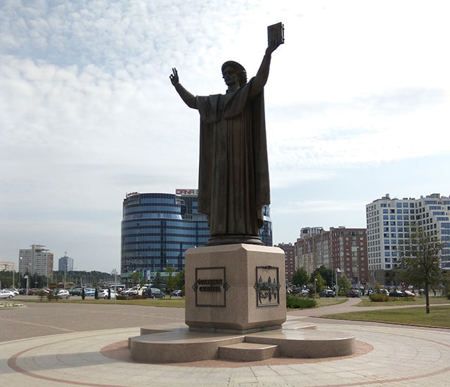 Памятник Франциску Скорине возле Национальной библиотеки Беларуси
