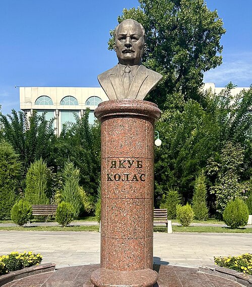Памятник Якубу Коласу в Ташкенте
